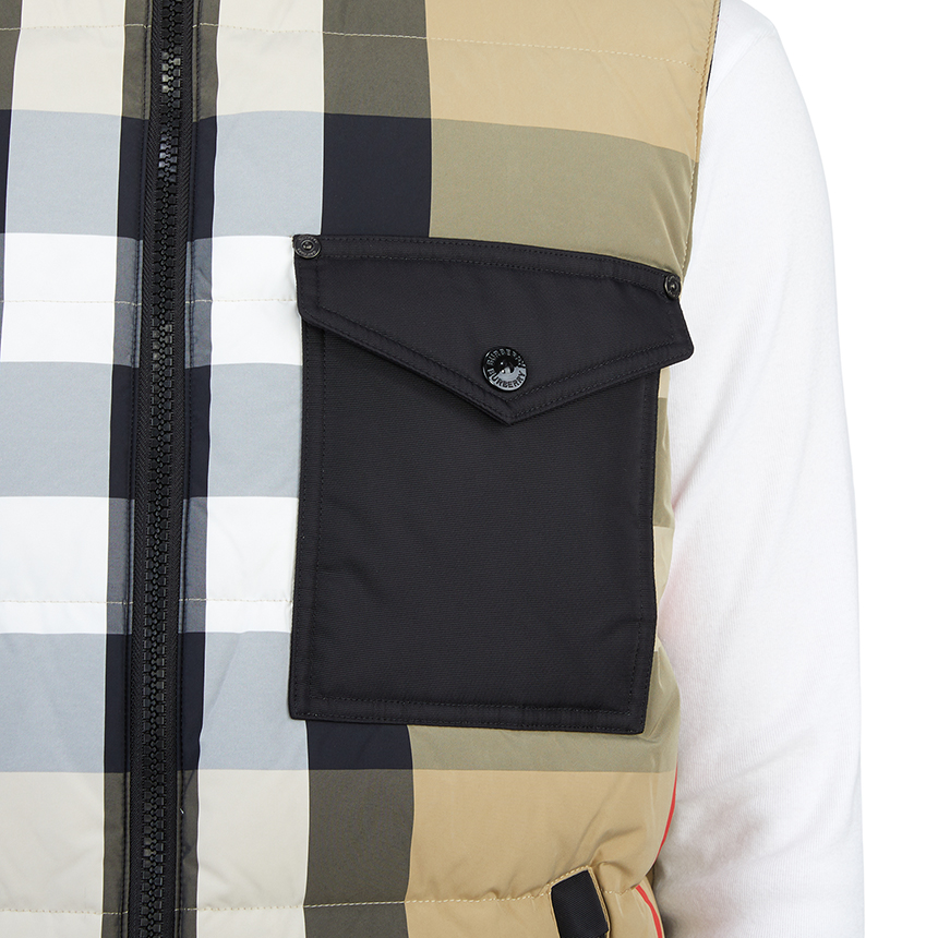 버버리(BURBERRY) 체크 리사이클 남자 양면 패딩 조끼 ROMFORD 8064287 A7028