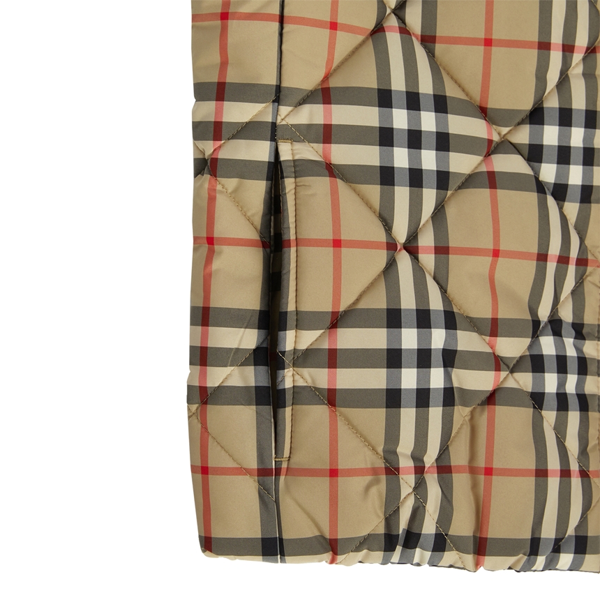 버버리키즈(BURBERRY KIDS) 로고 아플리케 이그재저레이트 체크 다이아몬드 퀼팅 키즈 패딩 조끼 (성인착용가능) ABIGAIL GILET 8053908 A7028