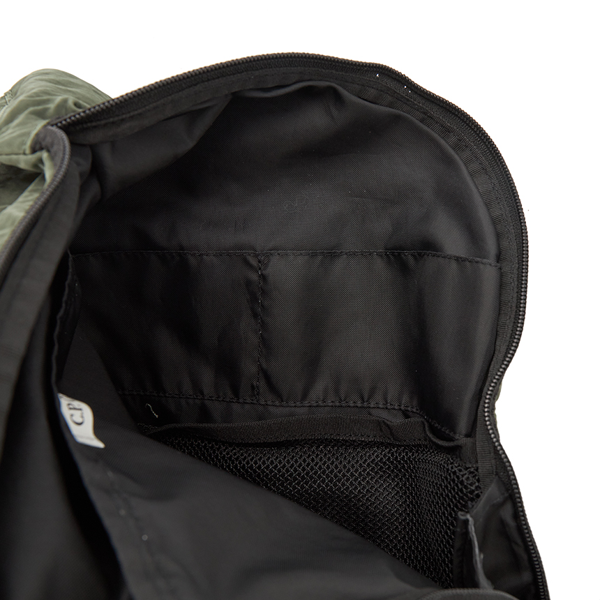 씨피컴퍼니(CP COMPANY) 렌즈 남자 크로스바디백 14CMAC213A 005269G 648