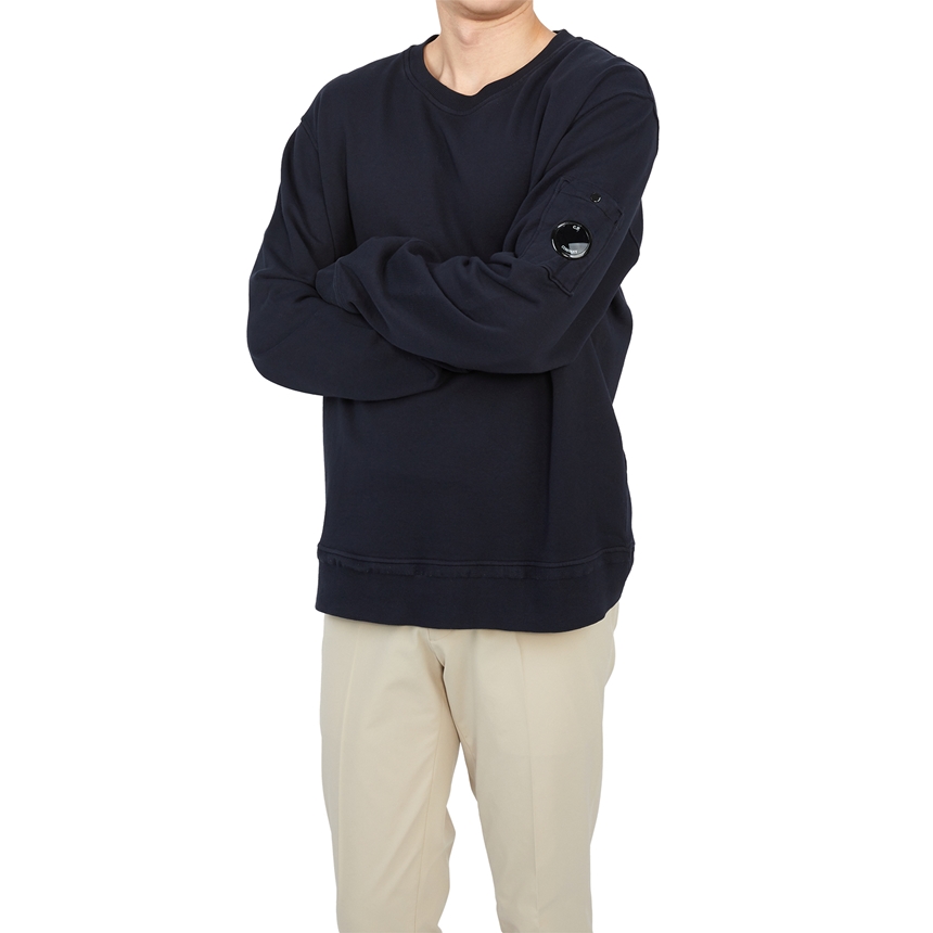 씨피컴퍼니(CP COMPANY) 렌즈 남자 크루넥 긴팔 맨투맨 티셔츠 14CMSS136A 005398G 888