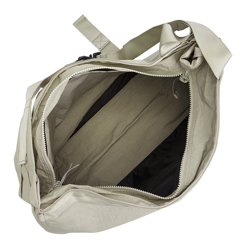 씨피컴퍼니(CP COMPANY) 남성 크로스백 18CMAC227A 110188G 327