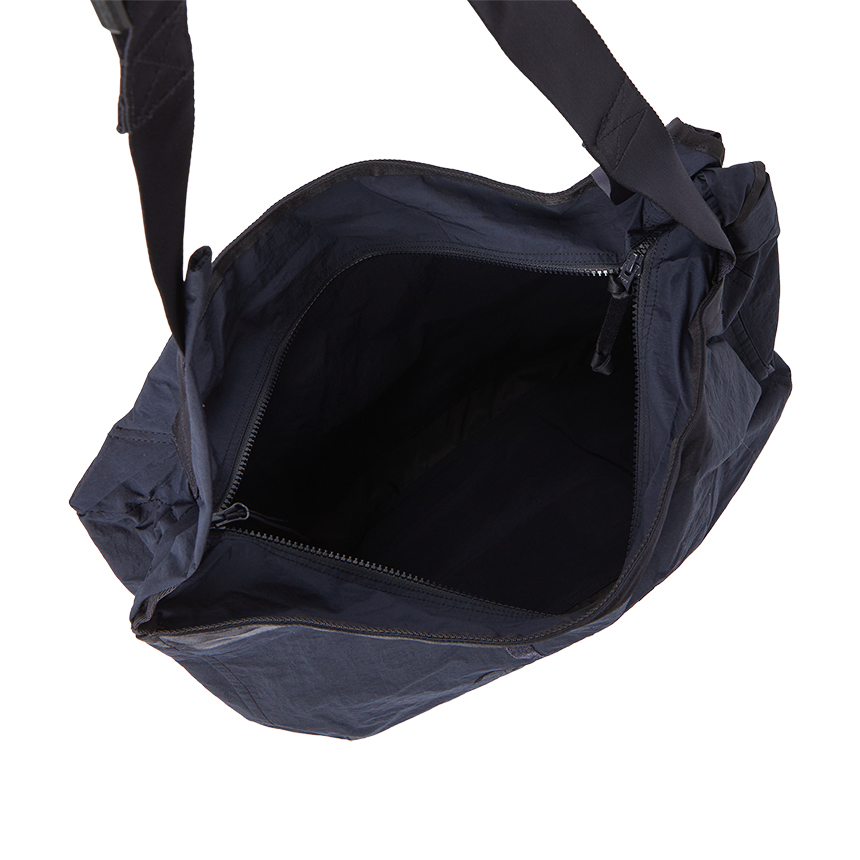 씨피컴퍼니(CP COMPANY) 남성 크로스백 18CMAC227A 110188G 888