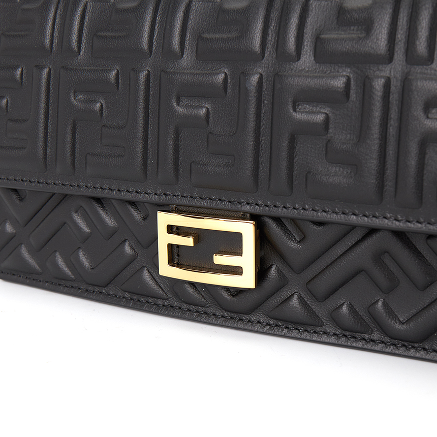 펜디(FENDI) 여성 체인 바케트백 8M0498 AAJD F0KUR