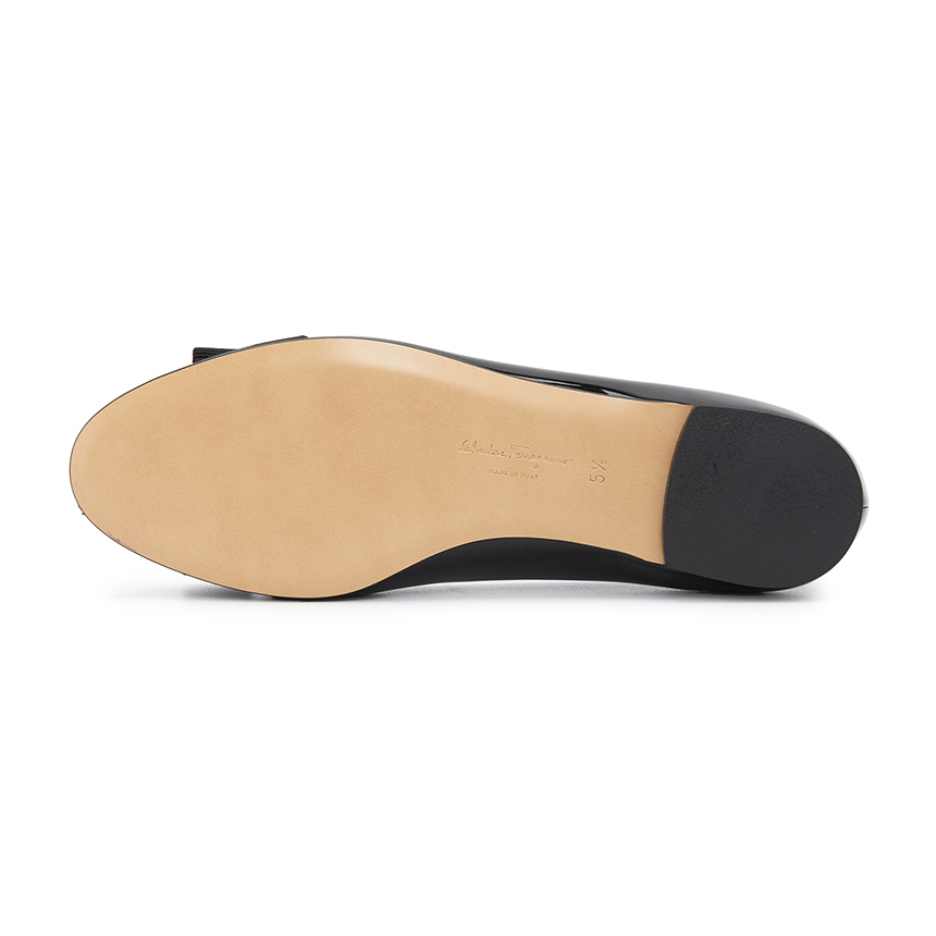 페라가모(FERRAGAMO) 바리나 발레리나 여성 플랫슈즈 (발볼 C) 01J070 0782036