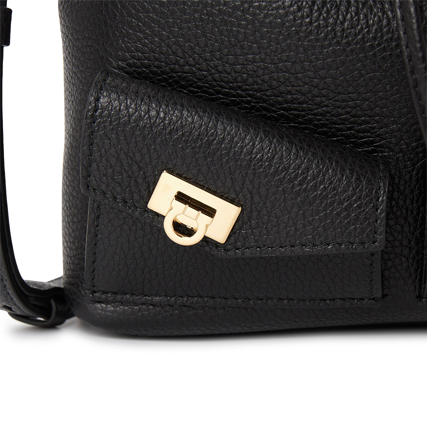 페라가모(FERRAGAMO) 허그 멀티포켓 여성 버킷백 220915 0785878