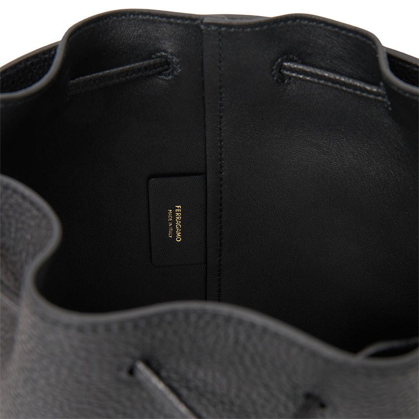 페라가모(FERRAGAMO) 허그 멀티포켓 여성 버킷백 220915 0785878