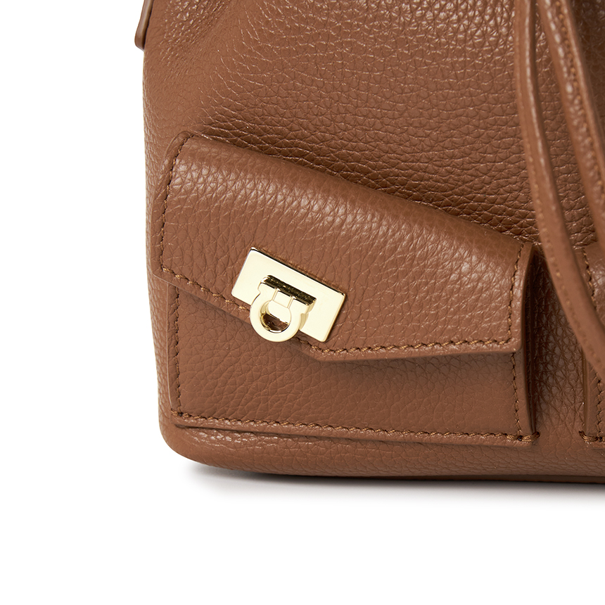 페라가모(FERRAGAMO) 허그 멀티포켓 여성 버킷백 220915 0785879