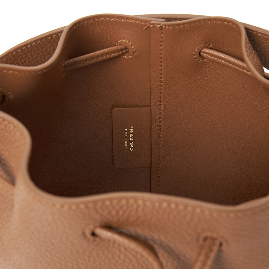 페라가모(FERRAGAMO) 허그 멀티포켓 여성 버킷백 220915 0785879