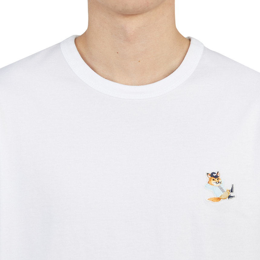 메종키츠네(MAISON KITSUNE) 드레스드 폭스 패치 클래식 남자 반팔티셔츠 JM00122KJ0008 P100