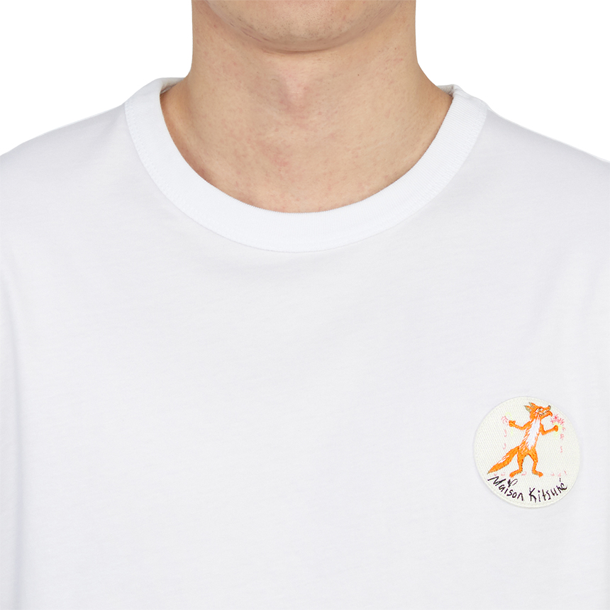 메종키츠네(MAISON KITSUNE) 메종키츠네 X 올림피아르탱 올리 플라워 폭스 패치 클래식 남자 크루넥 반팔티셔츠 JM00161KJ0008 P100