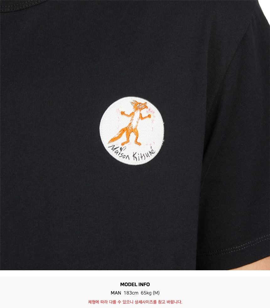 메종키츠네(MAISON KITSUNE) 메종키츠네 X 올림피아르탱 올리 플라워 폭스 패치 클래식 남자 크루넥 반팔티셔츠 JM00161KJ0008 P199