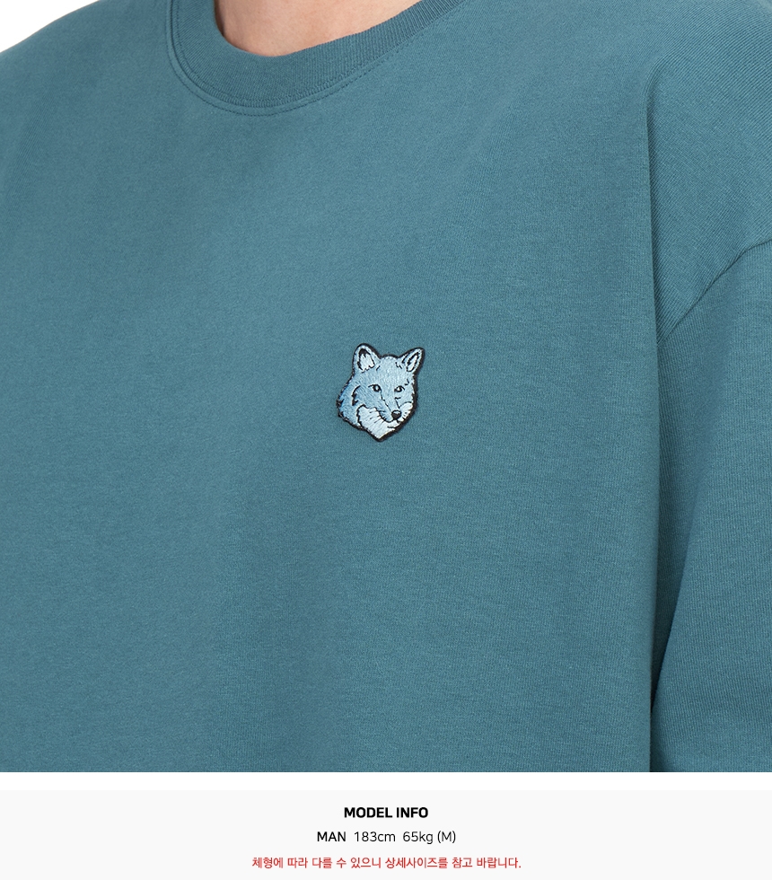 메종키츠네(MAISON KITSUNE) 볼드 폭스헤드 남성 긴팔티셔츠 LM00109KJ0118 P446