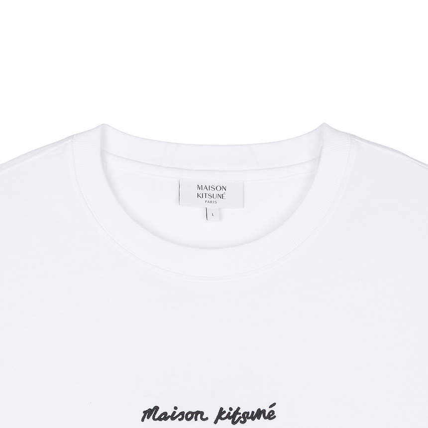 메종키츠네(MAISON KITSUNE) 핸드라이팅 남성 반팔티셔츠 OM00122KJ0119 P100