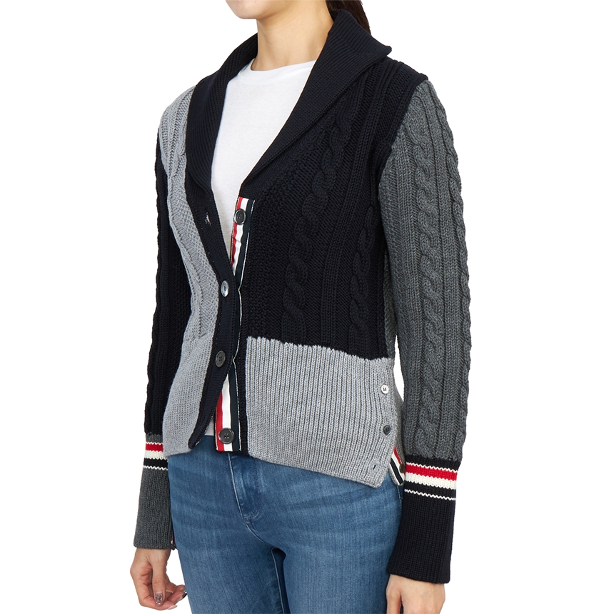 톰브라운(THOM BROWNE) 삼선 스트라이프 펀믹스 아이리스 케이블 스티치 여자 카라 울 가디건 FKC473F Y1024 415