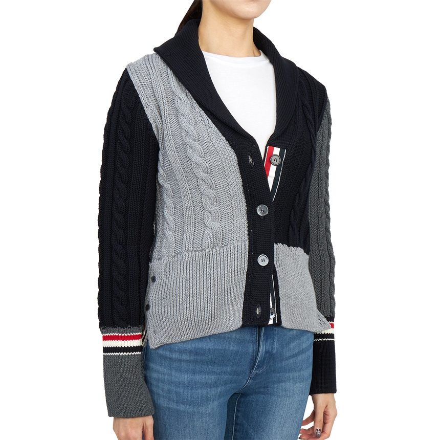 톰브라운(THOM BROWNE) 삼선 스트라이프 펀믹스 아이리스 케이블 스티치 여자 카라 울 가디건 FKC473F Y1024 415