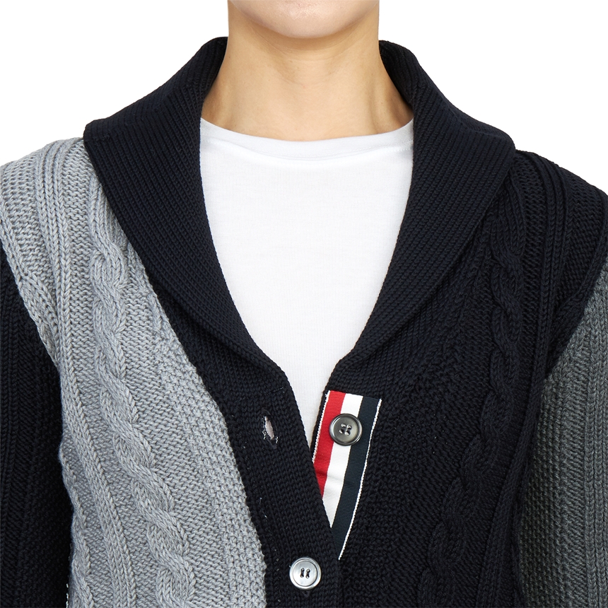 톰브라운(THOM BROWNE) 삼선 스트라이프 펀믹스 아이리스 케이블 스티치 여자 카라 울 가디건 FKC473F Y1024 415