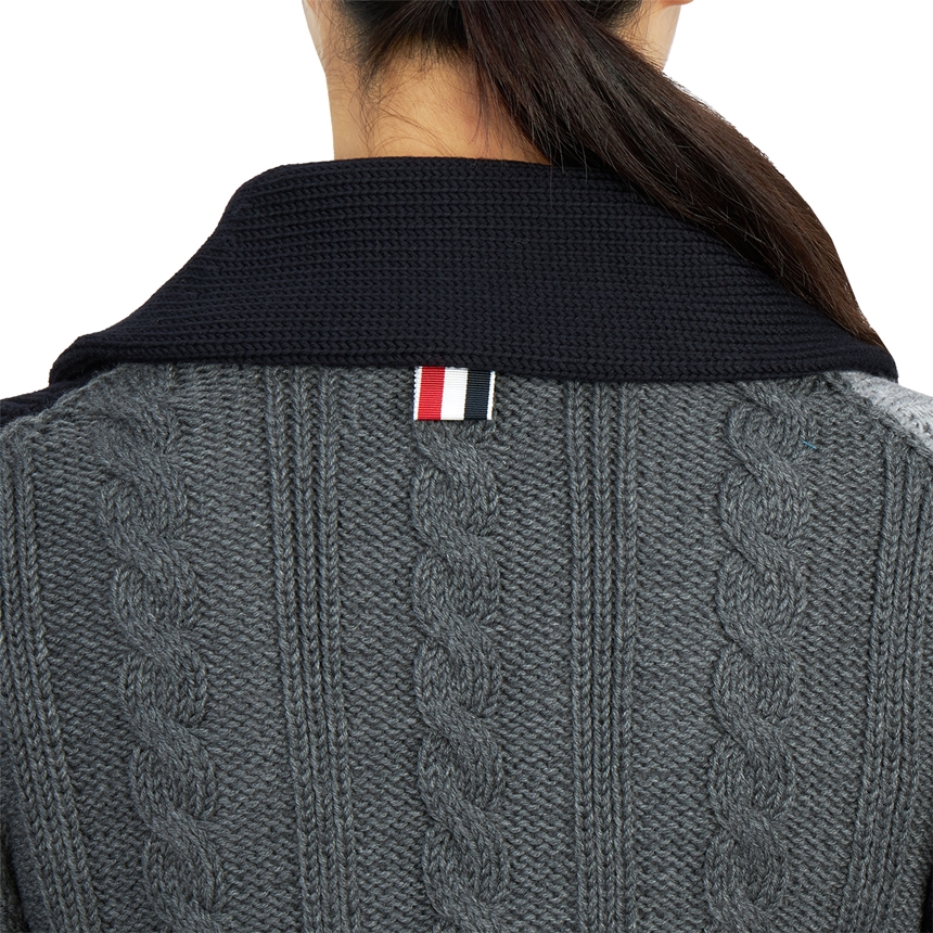 톰브라운(THOM BROWNE) 삼선 스트라이프 펀믹스 아이리스 케이블 스티치 여자 카라 울 가디건 FKC473F Y1024 415
