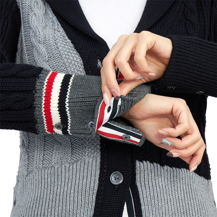 톰브라운(THOM BROWNE) 삼선 스트라이프 펀믹스 아이리스 케이블 스티치 여자 카라 울 가디건 FKC473F Y1024 415