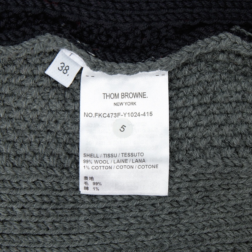 톰브라운(THOM BROWNE) 삼선 스트라이프 펀믹스 아이리스 케이블 스티치 여자 카라 울 가디건 FKC473F Y1024 415