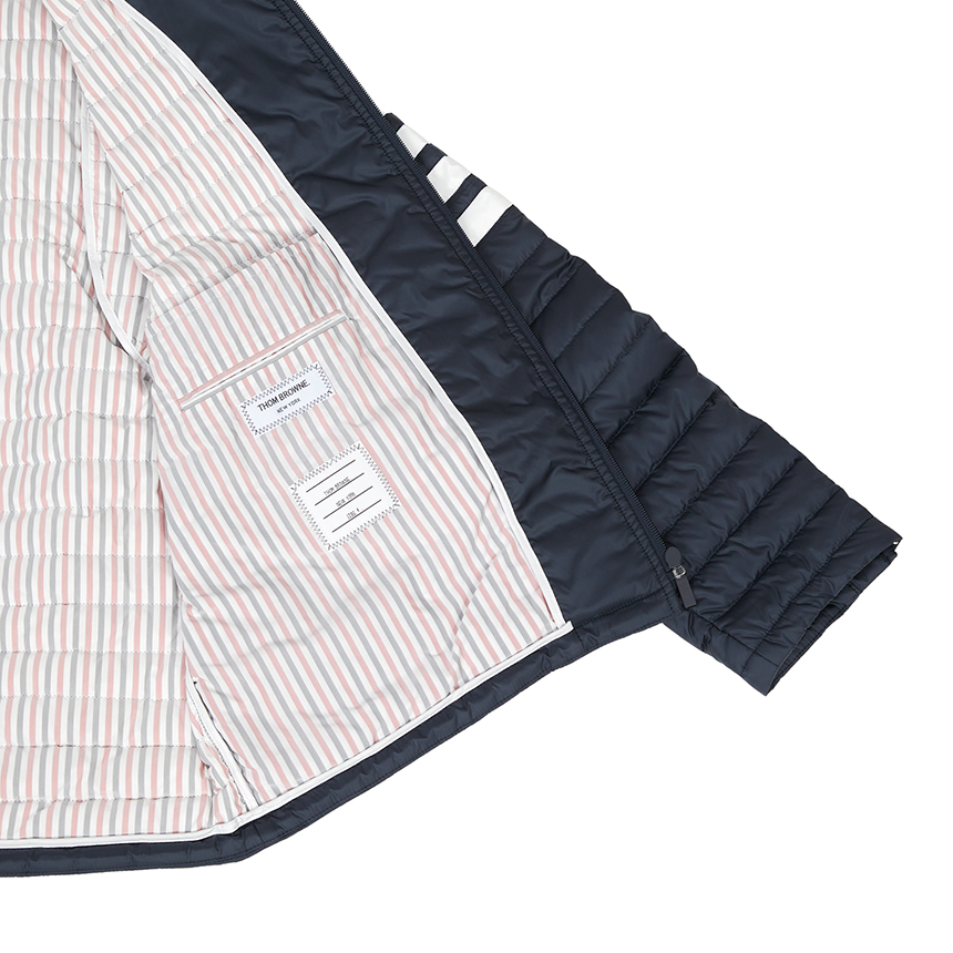 톰브라운(THOM BROWNE) 사선 완장 남자 후드 패딩 점퍼 MJD022X 05411 415