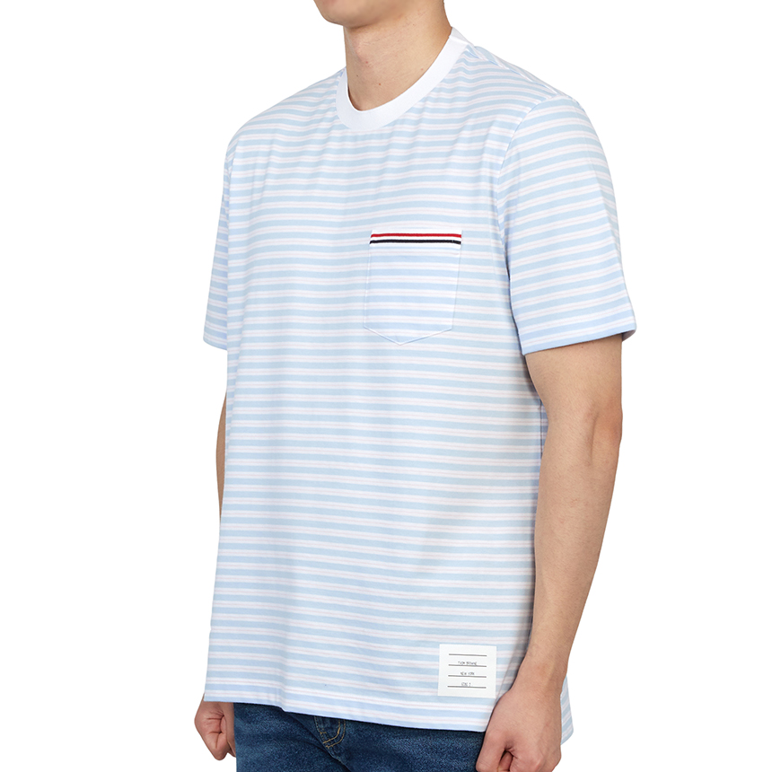 톰브라운(THOM BROWNE) 삼선 스트라이프 포켓 남자 반팔티셔츠 MJS205A J0053 452