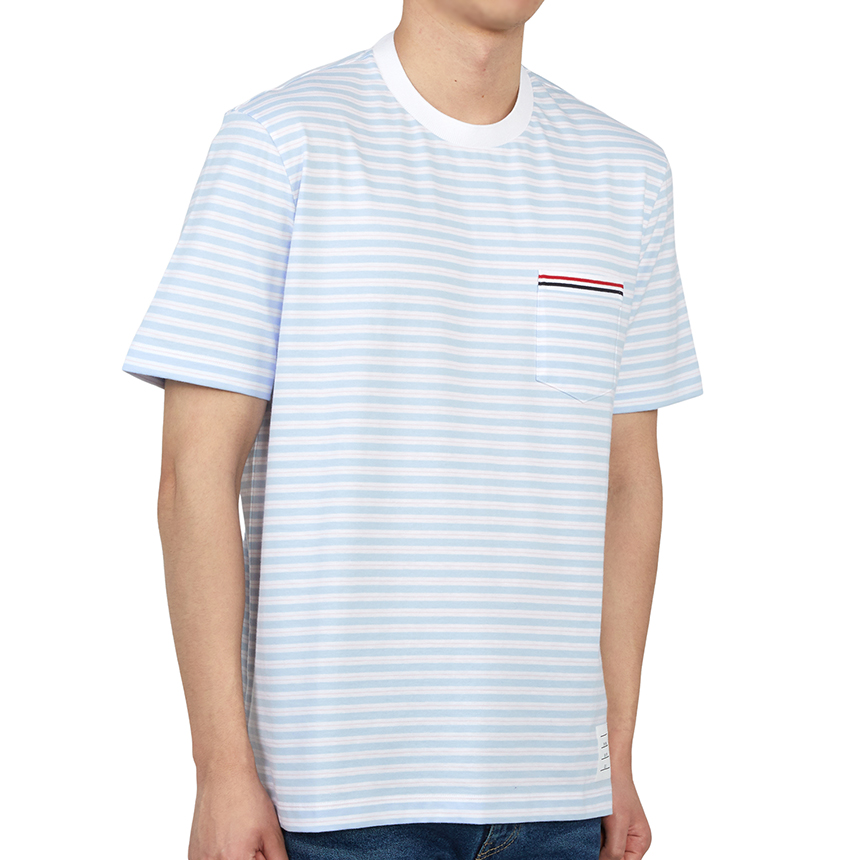 톰브라운(THOM BROWNE) 삼선 스트라이프 포켓 남자 반팔티셔츠 MJS205A J0053 452