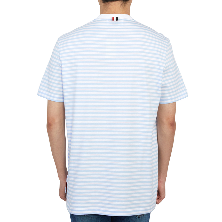 톰브라운(THOM BROWNE) 삼선 스트라이프 포켓 남자 반팔티셔츠 MJS205A J0053 452
