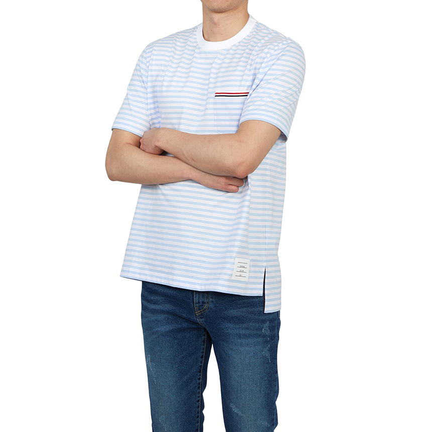 톰브라운(THOM BROWNE) 삼선 스트라이프 포켓 남자 반팔티셔츠 MJS205A J0053 452