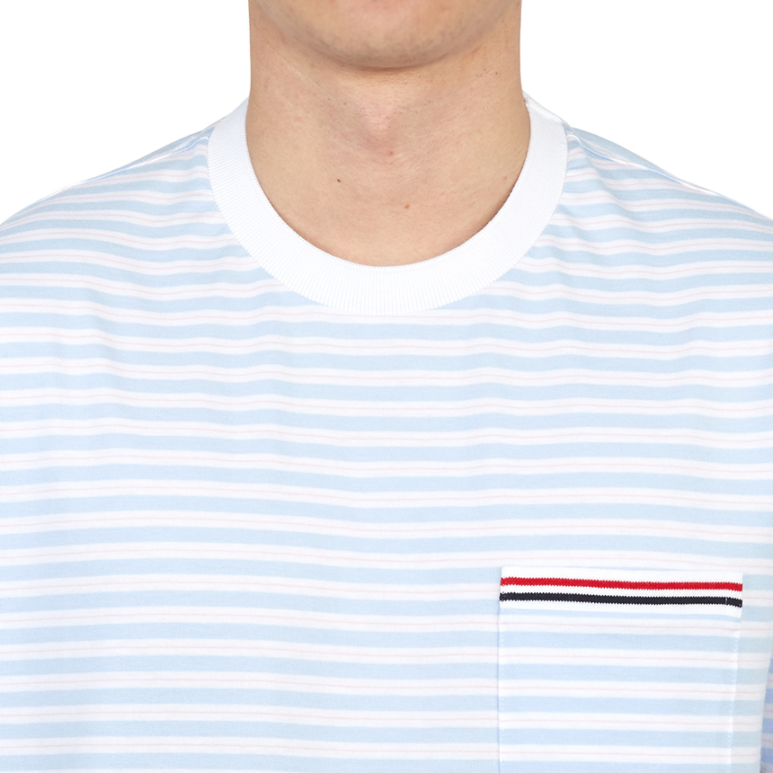 톰브라운(THOM BROWNE) 삼선 스트라이프 포켓 남자 반팔티셔츠 MJS205A J0053 452