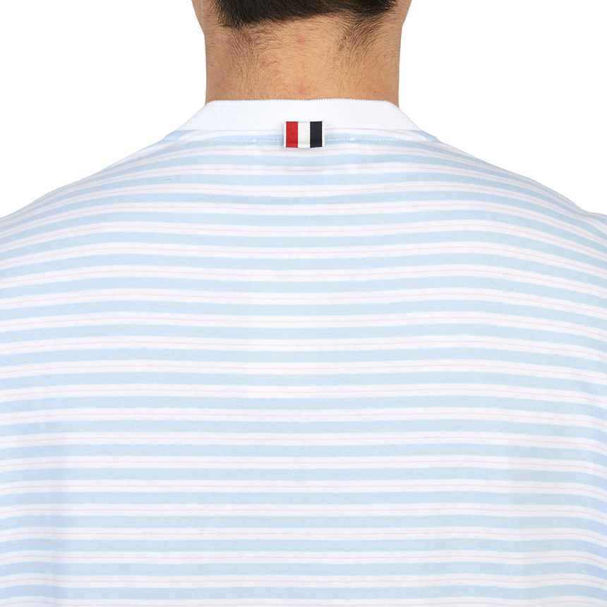 톰브라운(THOM BROWNE) 삼선 스트라이프 포켓 남자 반팔티셔츠 MJS205A J0053 452