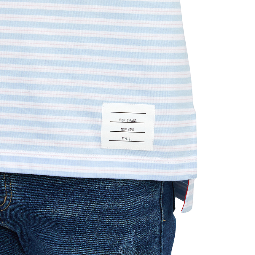톰브라운(THOM BROWNE) 삼선 스트라이프 포켓 남자 반팔티셔츠 MJS205A J0053 452