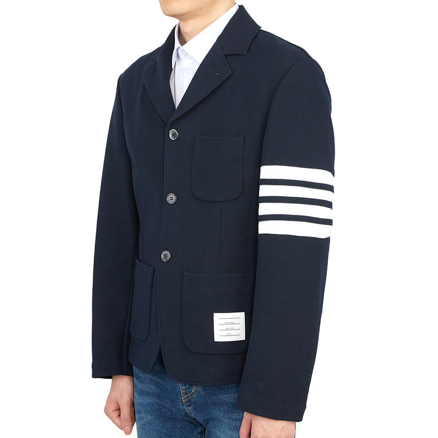 톰브라운(THOM BROWNE) 사선 스트라이프 바시티 남자 스포츠 자켓 MJT344A J0008 415