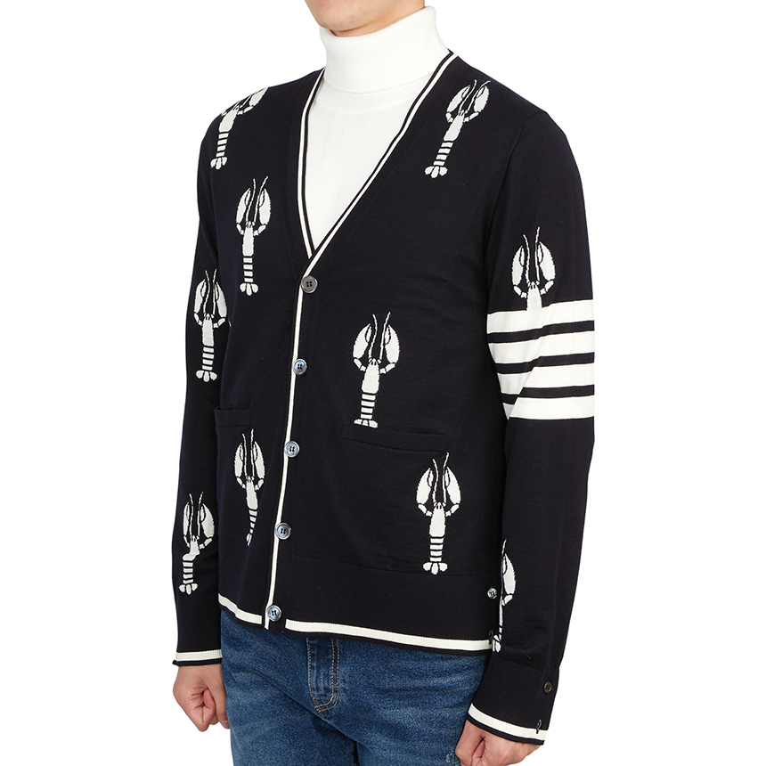 톰브라운(THOM BROWNE) 사선 스트라이프 랍스터 하프 드롭 릴렉스 남자 울 가디건 MKC415A Y1014 415