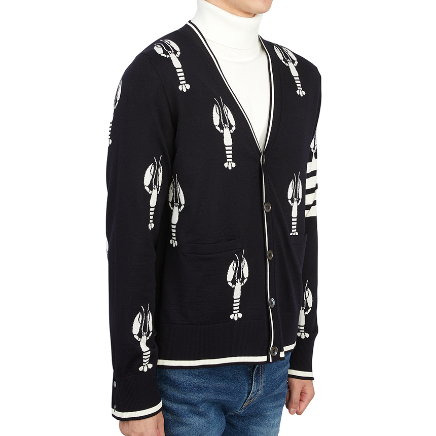 톰브라운(THOM BROWNE) 사선 스트라이프 랍스터 하프 드롭 릴렉스 남자 울 가디건 MKC415A Y1014 415