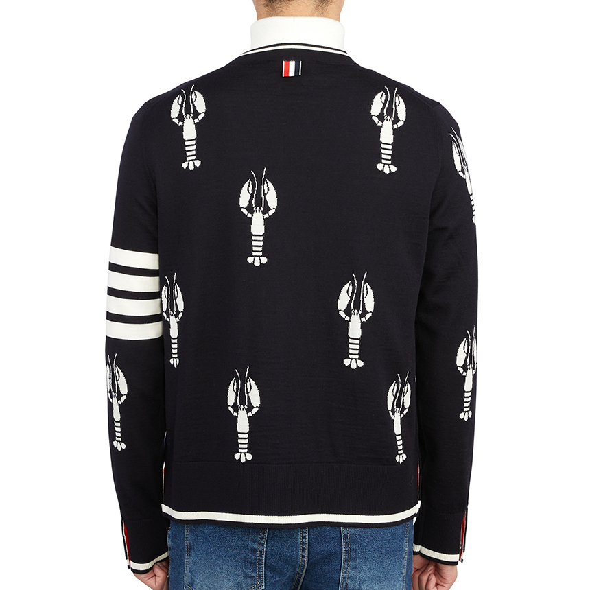 톰브라운(THOM BROWNE) 사선 스트라이프 랍스터 하프 드롭 릴렉스 남자 울 가디건 MKC415A Y1014 415