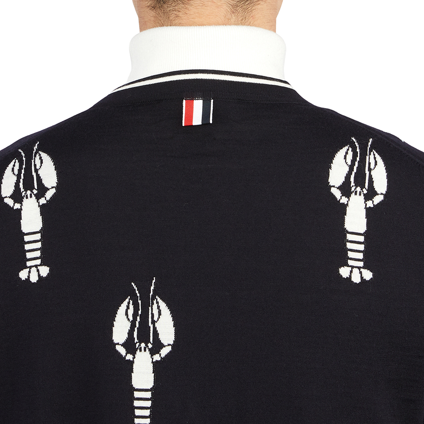 톰브라운(THOM BROWNE) 사선 스트라이프 랍스터 하프 드롭 릴렉스 남자 울 가디건 MKC415A Y1014 415