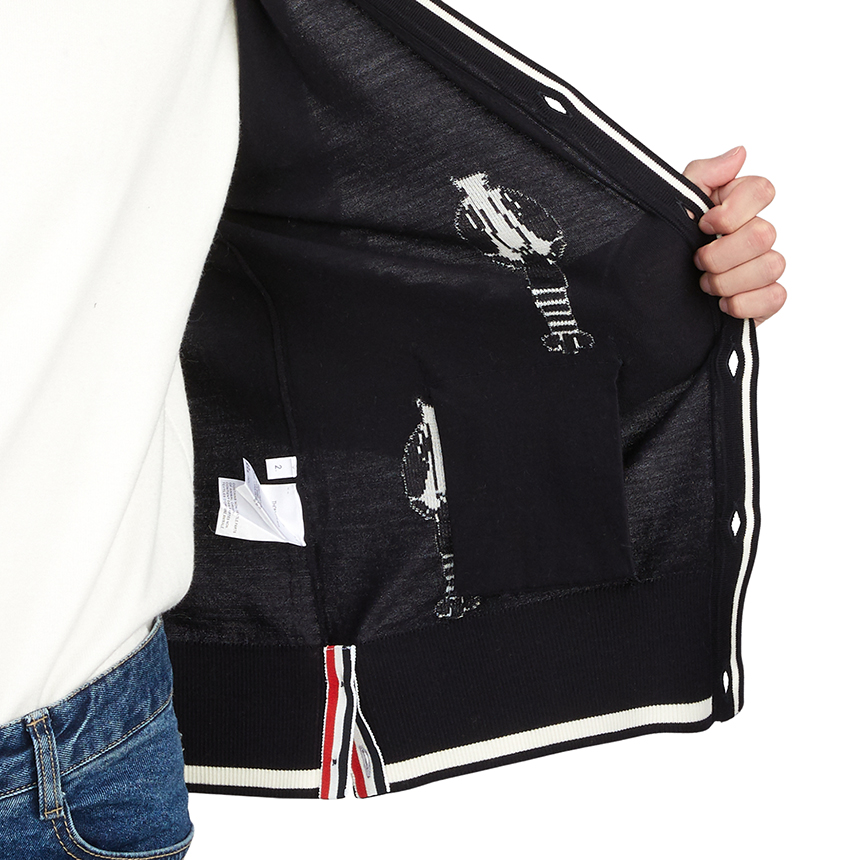 톰브라운(THOM BROWNE) 사선 스트라이프 랍스터 하프 드롭 릴렉스 남자 울 가디건 MKC415A Y1014 415