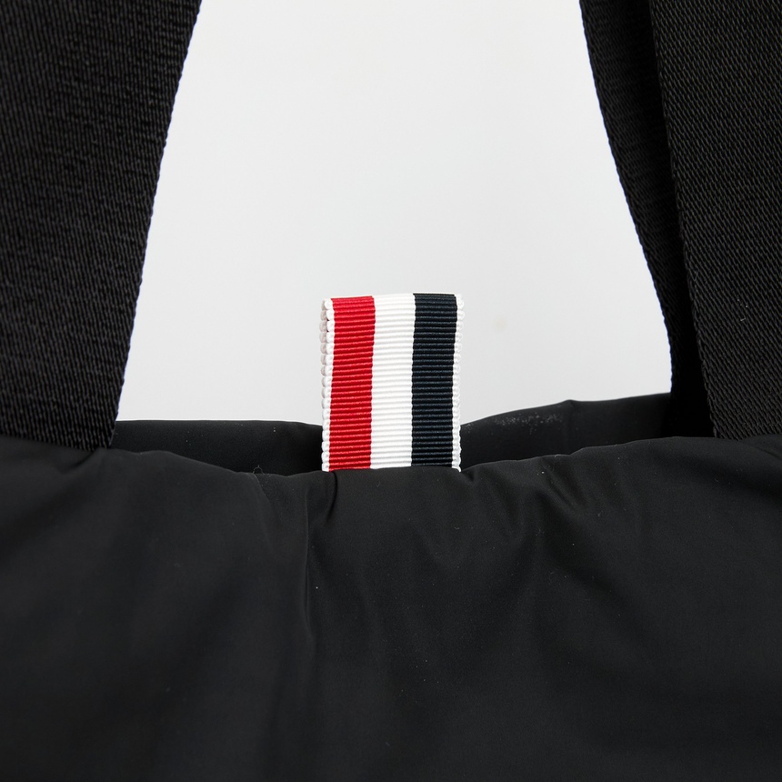 톰브라운(THOM BROWNE) 폴리 트윌 포켓 남성 토트백 UAG228A 07259 001
