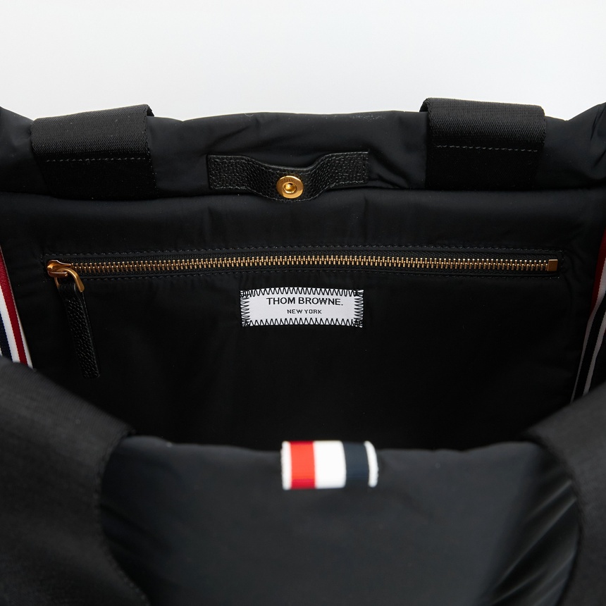 톰브라운(THOM BROWNE) 폴리 트윌 포켓 남성 토트백 UAG228A 07259 001