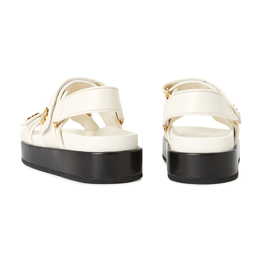 토리버치(TORYBURCH) 키라 샌들 144328 104